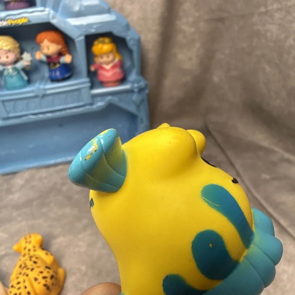 Fisher Price Little People Disney Frozen Carry Castle Case 5 Princess 5 Animals